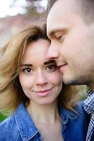 amorío. retrato de pareja encantadora foto