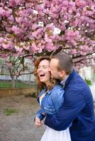 amorío. retrato de pareja encantadora foto