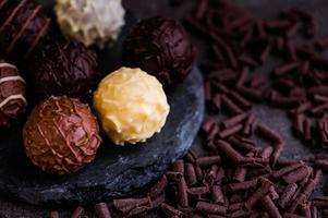 macro fotografía en color de trufas de chocolate en una pizarra foto