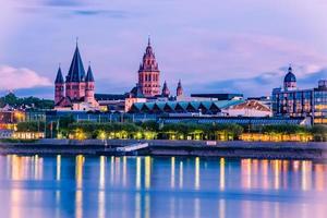 imagen en color del paisaje urbano de mainz en la hora azul foto