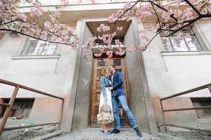 pareja enamorada en un floreciente huerto de manzanas sobre la manta foto