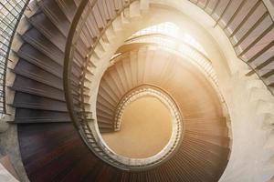 escalera de caracol de madera. escalera circular. decoración de interiores foto