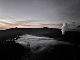 increíble vista en la cima del monte bromo, indonesia foto