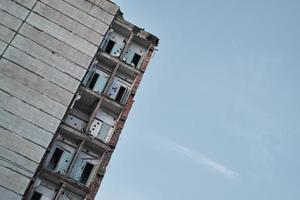 cuadro apocalíptico. el viejo edificio en ruinas se está cayendo. interior de decadencia urbana, edificio abandonado foto