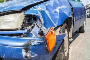 accidente automovilístico en la carretera, automóviles dañados después de una colisión en la ciudad foto