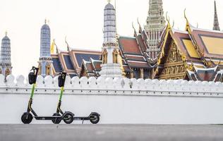 e-scooter estacionado frente al templo wat phra kaew del buda esmeralda. foto