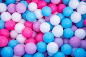 imagen de fondo, bolas de plástico de diferentes colores, bolas multicolores en el patio de recreo o en la sala de juegos para niños foto