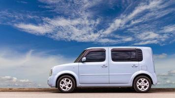 coche de estilo antiguo con nubes de cielo. foto