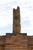 restos de los antiguos pilares de ladrillo. foto