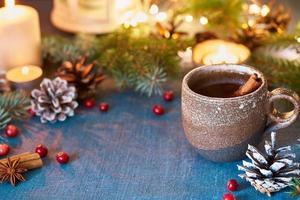 taza de bebida caliente sobre fondo de navidad. velada acogedora, taza de vino caliente foto