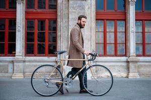 hombre de negocios va a trabajar en bicicleta. transporte ecológico en la ciudad foto