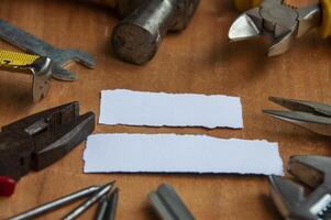 herramientas de trabajo con papeles rasgados en blanco sobre una mesa de madera. concepto de espacio de copia. foto