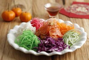 sushi japonés yu sheng. Lanzamiento de la prosperidad del salmón del año nuevo chino
