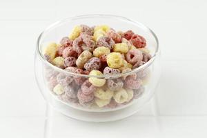 anillo de cereales de colores con lazos de frutas foto