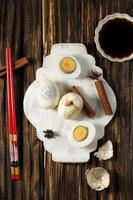 huevos de té chino, cha ye dan, huevos hervidos de té negro con especias foto