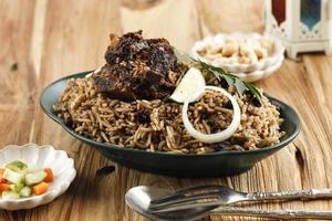 kabli de arroz árabe con costillas de ternera, plato popular para el ramadán foto