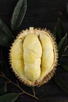 durian rey de las frutas de temporada. durián maduro. sabroso durian que ha sido pelado foto