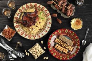 almuerzo tradicional del medio oriente, también ramadan iftar. la comida que comen los musulmanes después del atardecer durante el ramadán. foto