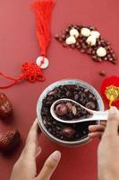 haciendo gachas de laba, congee tradicional chino servido en el festival de laba. vista superior sobre el tema rojo