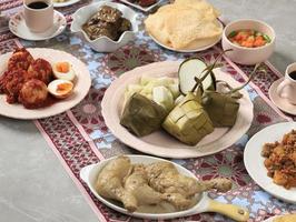 ketupat lebaran set, menú de paquete completo servido durante lebaran eid, en la mesa de mármol gris foto