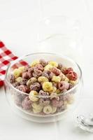 deliciosos y nutritivos bucles de cereales de frutas sabrosos en recipiente de vidrio