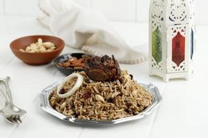 madghout de cordero, arroz árabe popular con carne durante el ramadán
