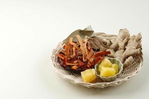 ingredientes wedang uwuh, bebida herbal tradicional de yogyakarta, indonesia. foto