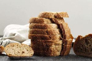 pan de masa fermentada de centeno en rodajas apiladas foto