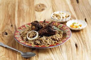 nasi kebuli o arroz kabuli es una variación indonesia de pilaf con influencia de arroz árabe foto