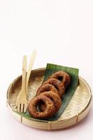 ali agrem es un refrigerio tradicional de karawang, java occidental, con forma de dona pequeña, hecho de harina de arroz y azúcar moreno. foto
