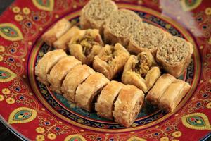 delicias dulces turcas, cerrar mini baklava dulces tradicionales foto