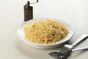 kabsa de arroz árabe, comida de ramadán en oriente medio. foto