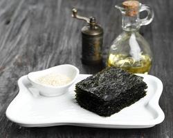 alga de comida asiática, alga sazonada y sal y salsa de soja