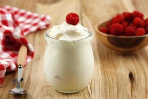 yogur blanco con frambuesa fresca en un tarro foto