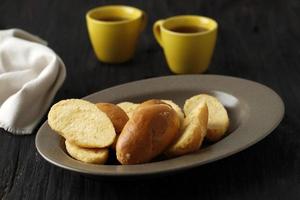 pastel de pan bagelen, pan crujiente con mantequilla untada y azúcar blanca espolvoreada. foto