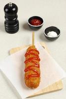 corndog mozarella con salsa de tomate, popular comida callejera coreana y americana foto