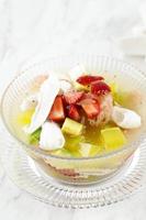 sup buah, frutas mixtas con jarabe de azúcar y leche para el postre ramadán