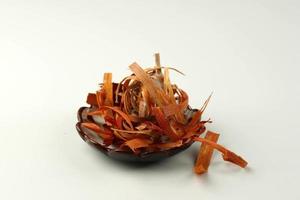 caesalpinia sappan o kayu secang indonesia en mesa de crema. foto