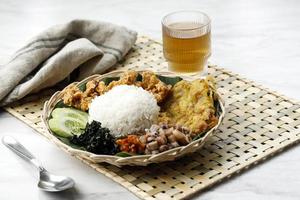 nasi campur medan. comida callejera de arroz con variedad de guarniciones malayas foto