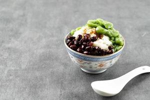 postres malayos llamados cendol. cendol está hecho de cubitos de hielo picado, frijol rojo foto