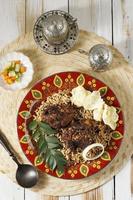 nasi kebuli, arroz árabe especiado con cordero asado y acar foto
