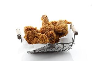 pollo frito crujiente casero en cesta de alambre foto