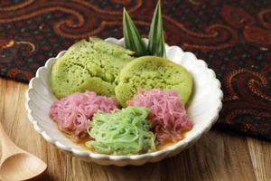 pethulo, srabi y putu mayang servidos con jarabe de azúcar de palma de leche de coco, postre tradicional indonesio de java oriental. foto