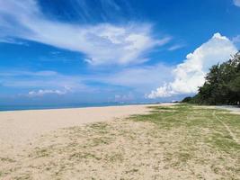 cielo despejado con playa tropical en Tailandia foto