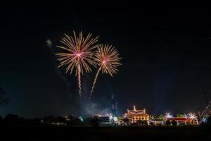 celebración de fuegos artificiales en el cielo oscuro foto