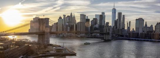 brooklyn, ny, usa 03-02-2022 vista de la ciudad de nueva york desde el puente de manhattan al atardecer