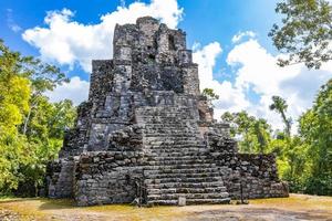 antiguo sitio maya con templo ruinas pirámides artefactos muyil mexico. foto