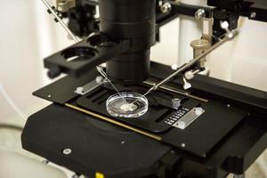 microscopio y equipo óptico en el laboratorio de la clínica de inseminación artificial. la invención de la vacuna, fiv. pruebas, fecundación del óvulo. foto