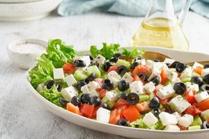 ensalada griega horiatiki con queso feta, comida mediterránea vegetariana, dieta baja en calorías foto