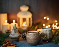 taza de bebida caliente sobre fondo de navidad. velada acogedora, taza de vino caliente foto